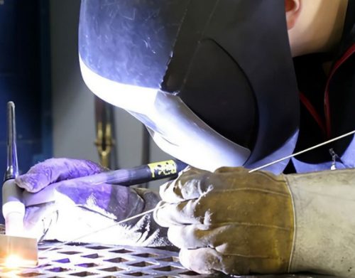 AWI hegesztő képzés profiktól. Precíziós technológia, kiemelkedő kereset. Országos partner a szakmai fejlődésben