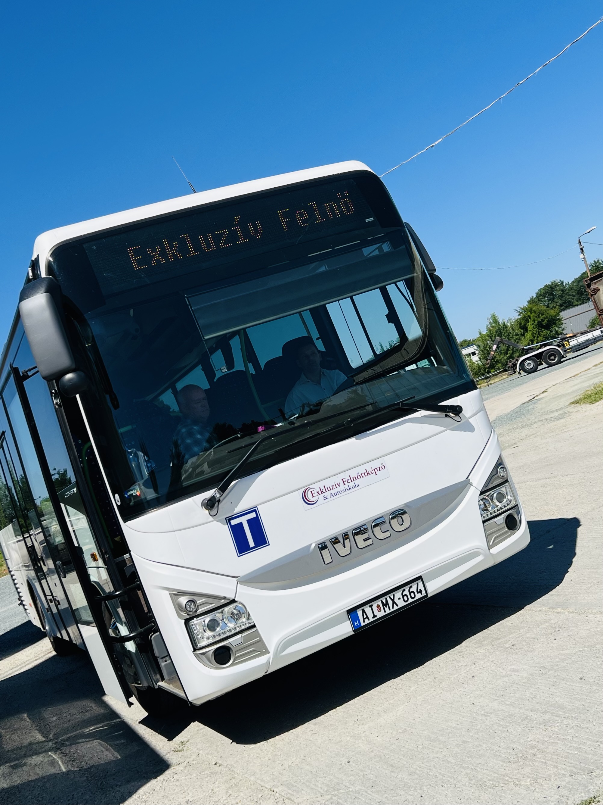 Büszkén mutatjuk be iskolánk legújabb járművét, az Iveco Crossway-t, melynek hossza mindössze 10.5m!